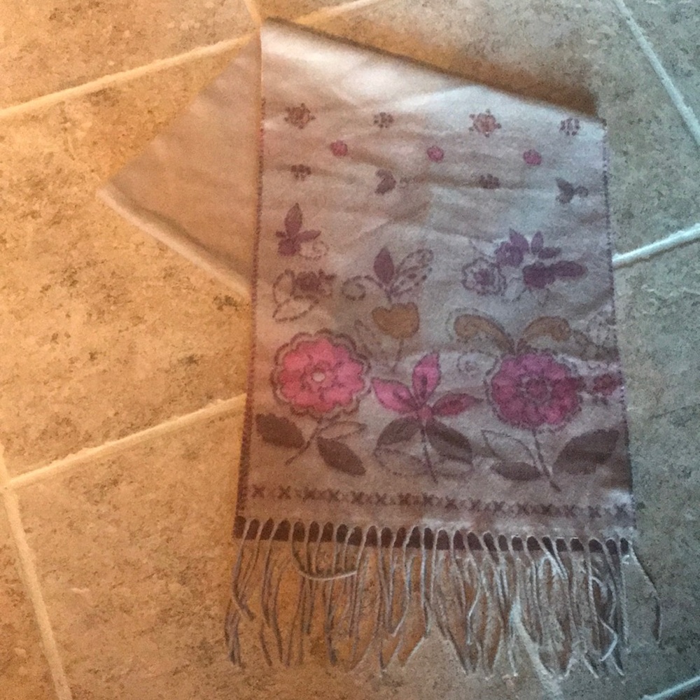 NWOT V. Fraas Cashmink long tan scarf w/floral pattern, Size: 52”L x 11”W